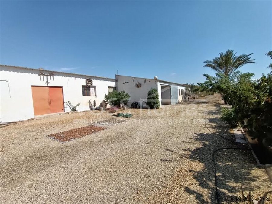 NEW LISTING - A 3 bed, 1 bath country property of 100m2.. - 3