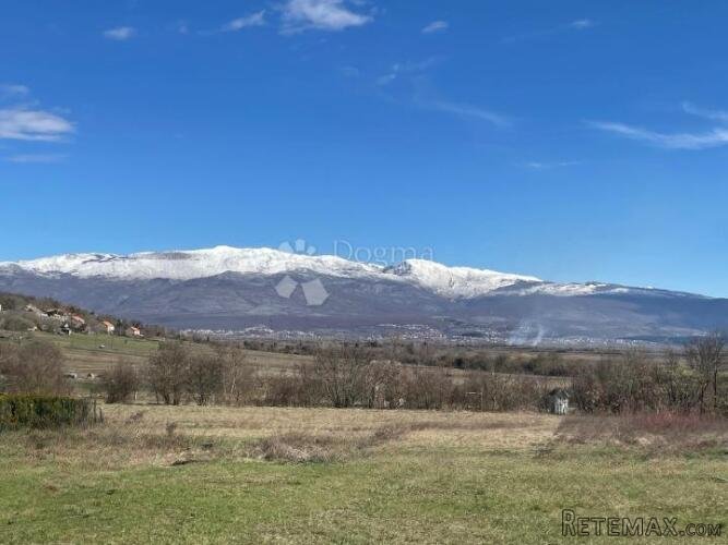 Građevinsko zemljište Sinj, idealno za obiteljsku kuću.