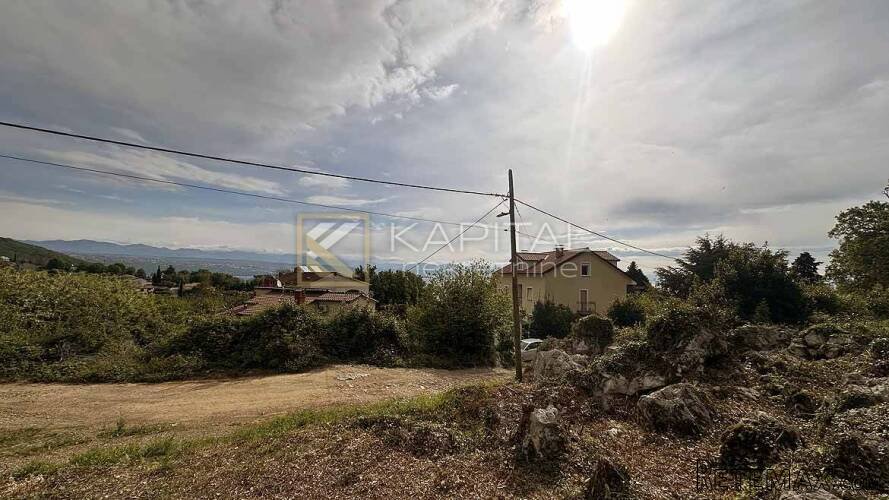 Građevisnko zemljište s građevinskom dozvolom 633m2