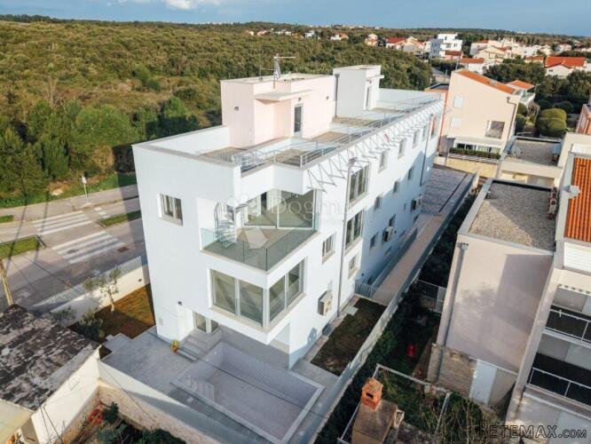 PETRČANE - S4 LUKSUZAN STAN NA 2. KATU S KROVNOM TERASOM