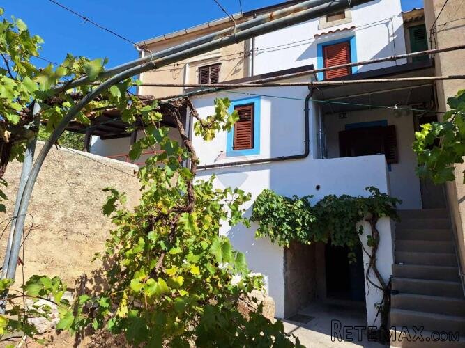 Draga Bašćanska - kuća u nizu 77,4m2, okućnica 29m2