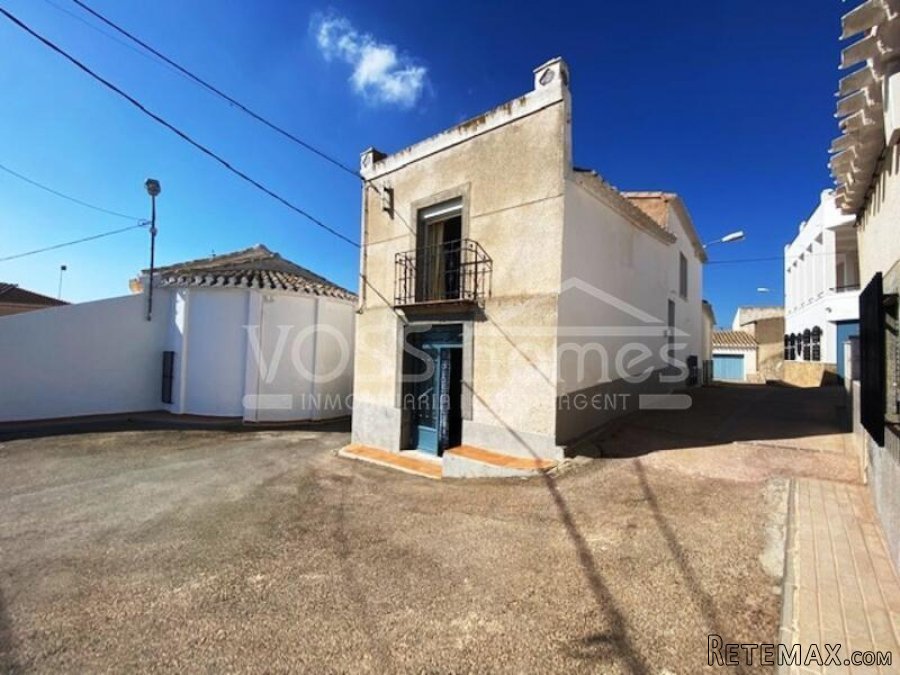 NEW LISTING - A lovely 3 bed, 2 bath Village house with.. - 4