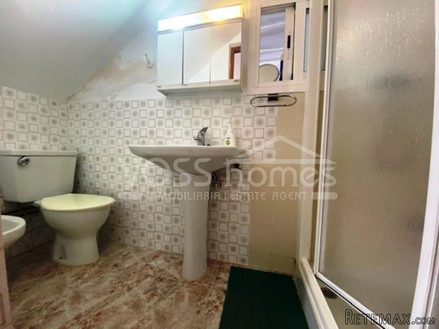 NEW LISTING - A lovely 3 bed, 2 bath Village house with.. - 8