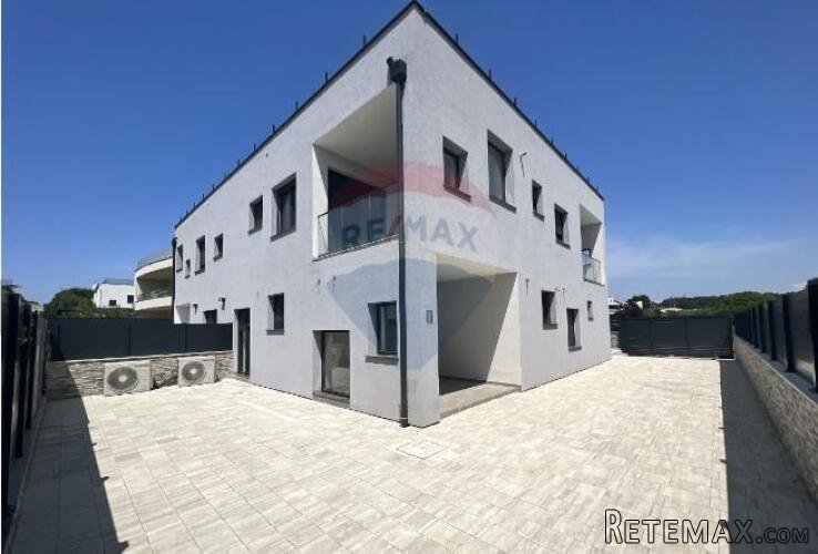 Novigrad, moderna kuća sa krovnom terasom 500 metara od mora