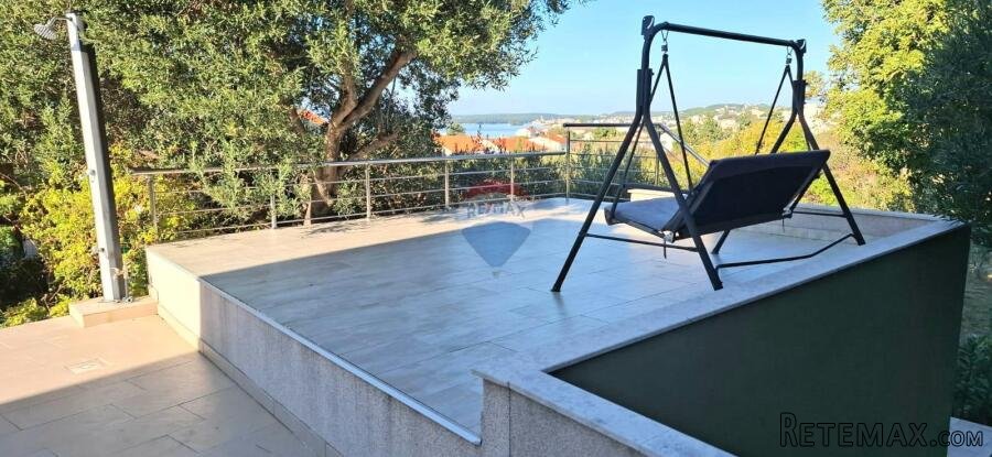 Rab, Barbat- stan sa prostranom terasom i vrtom - 2