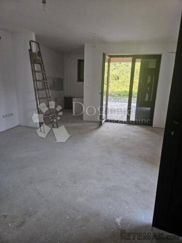 Kras - samostojeća kuća sa 4 stana