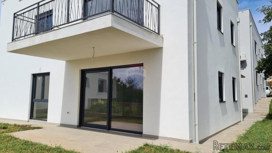 Poreč: Stan u prizemlju novogradnje s dvorištem 160 m2