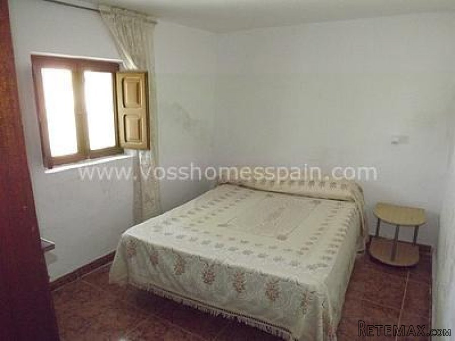 A detached, country village house of 140m2 in need of.. - 3