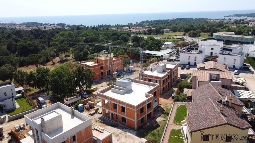 Poreč: Moderan stan s krovnom terasom atraktivnog pogleda pr