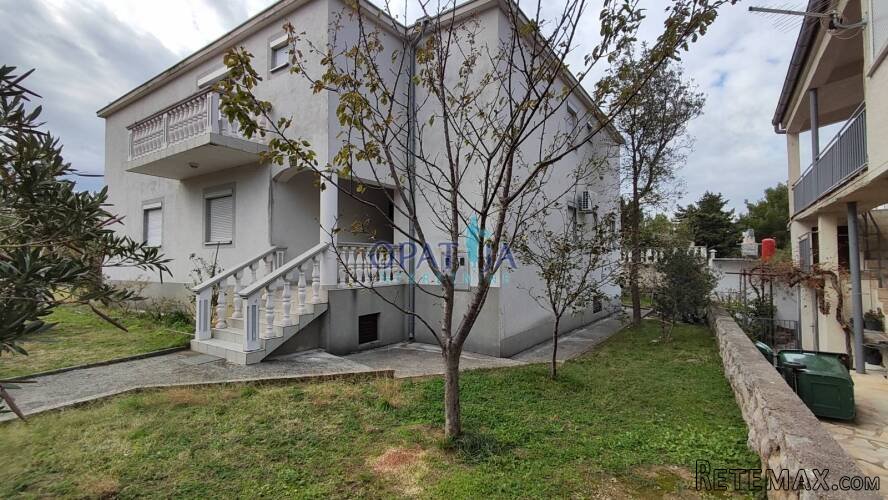 Starigrad, kuća sa podrumom i vrtom 80 m do mora
