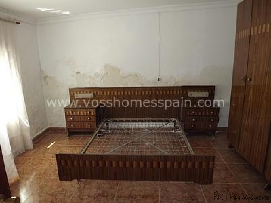 A detached, country village house of 140m2 in need of.. - 5