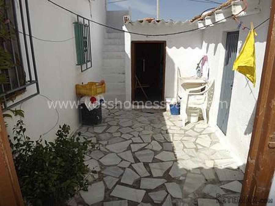 A detached, country village house of 140m2 in need of.. - 6