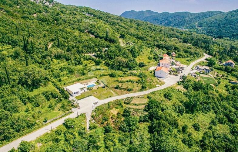 Atraktivna parcela s tri izvora vode, 11700 m2