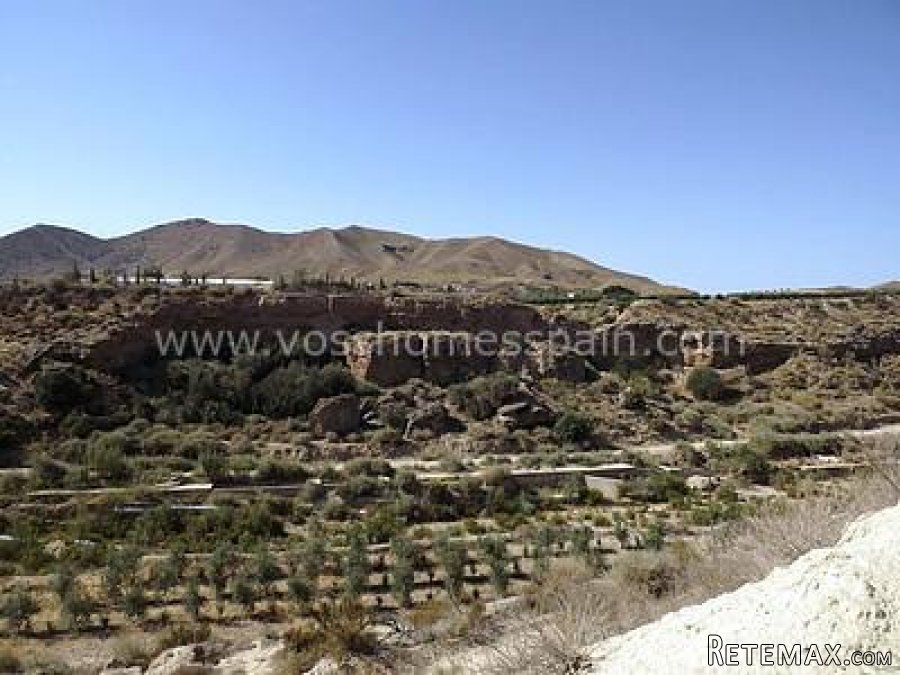 Large plot of land of 9000m2 mainly flat land with tarmac.. - 2