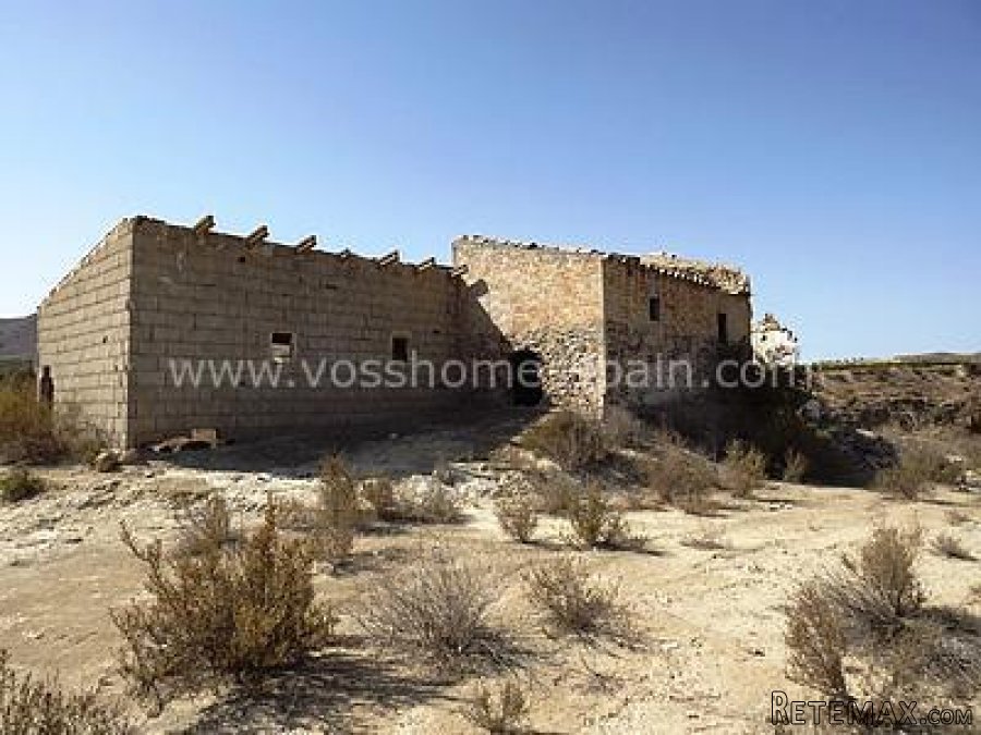 Large plot of land of 9000m2 mainly flat land with tarmac.. - 3