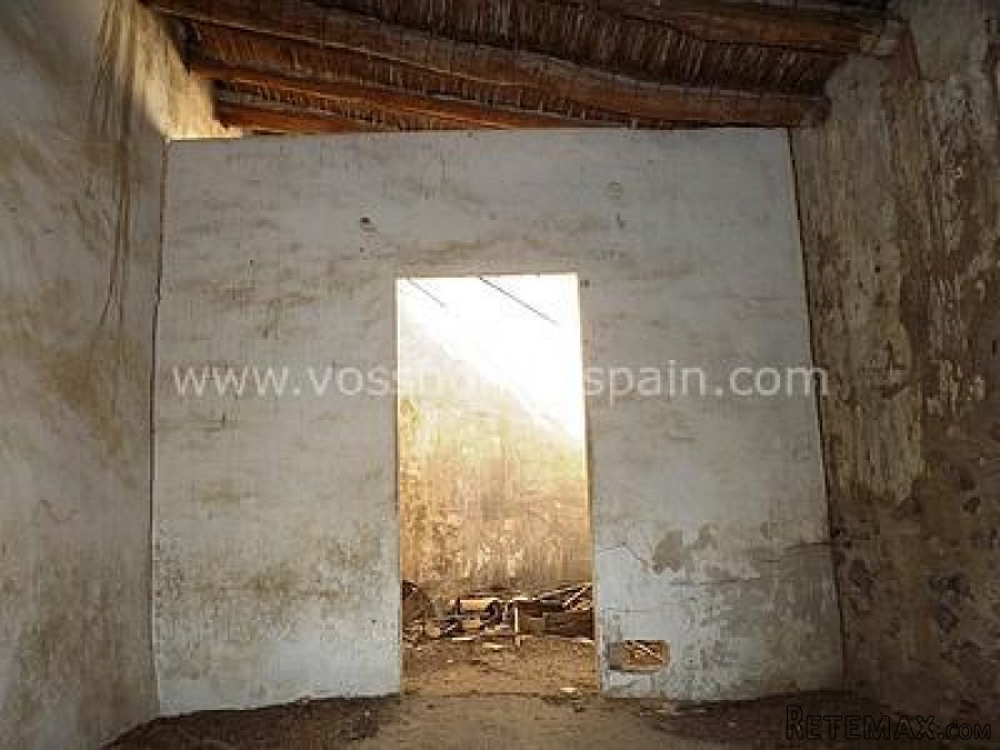 Large plot of land of 9000m2 mainly flat land with tarmac.. - 4
