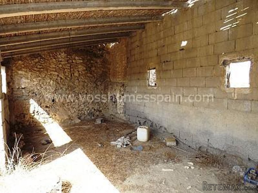 Large plot of land of 9000m2 mainly flat land with tarmac.. - 5