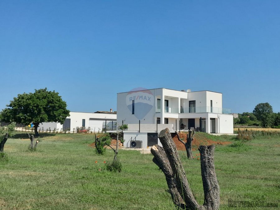 Istra,okolica Barbana, moderna vila s bazenom na velikom ima