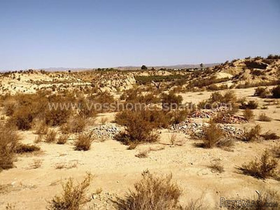Large plot of land of 9000m2 mainly flat land with tarmac.. - 6
