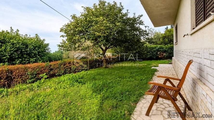 Kostrena - samostojeća kuća s 2 stana i garažom