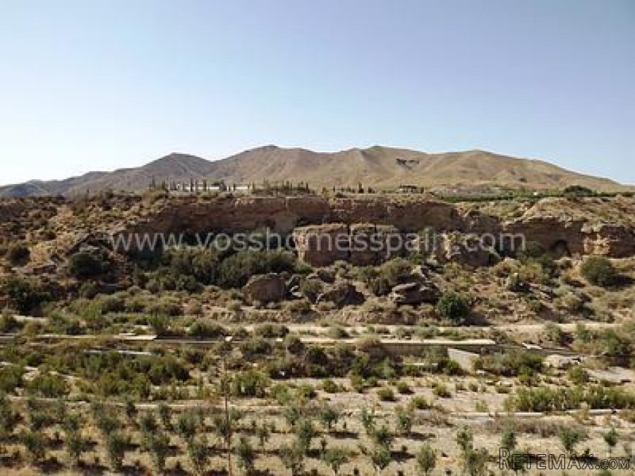 Large plot of land of 9000m2 mainly flat land with tarmac.. - 7