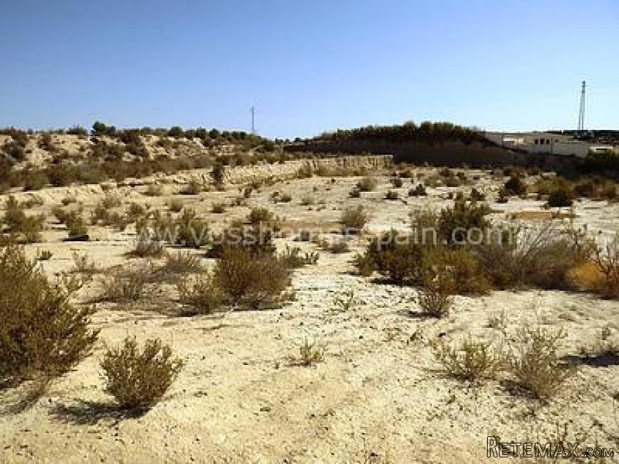 Large plot of land of 9000m2 mainly flat land with tarmac.. - 8