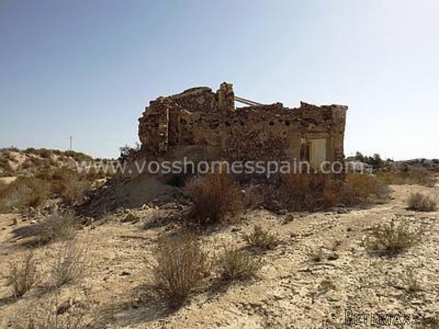 Large plot of land of 9000m2 mainly flat land with tarmac.. - 9