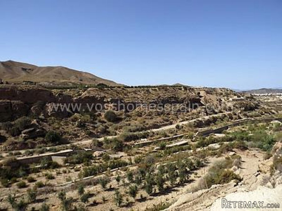 Large plot of land of 9000m2 mainly flat land with tarmac.. - 10