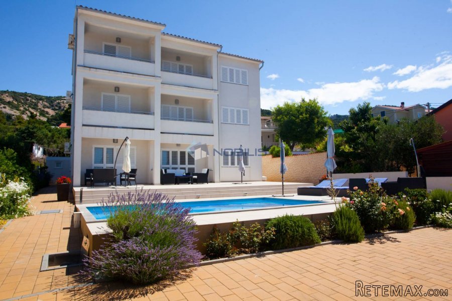 Rab, Banjol - kuća sa 6 apartmana i bazenom, okućnica 865m2 - 13