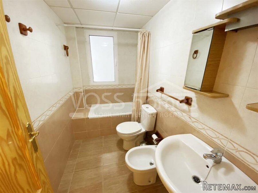 A spacious, well maintained, light & airy, modern, ready.. - 15