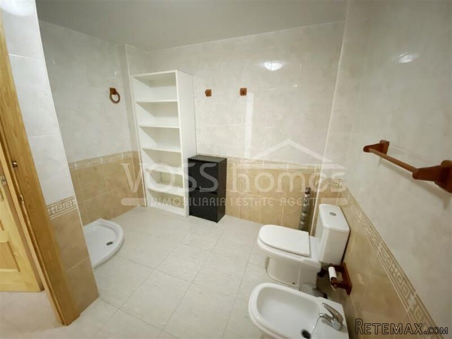 A spacious, well maintained, light & airy, modern, ready.. - 19