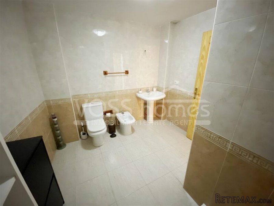 A spacious, well maintained, light & airy, modern, ready.. - 20