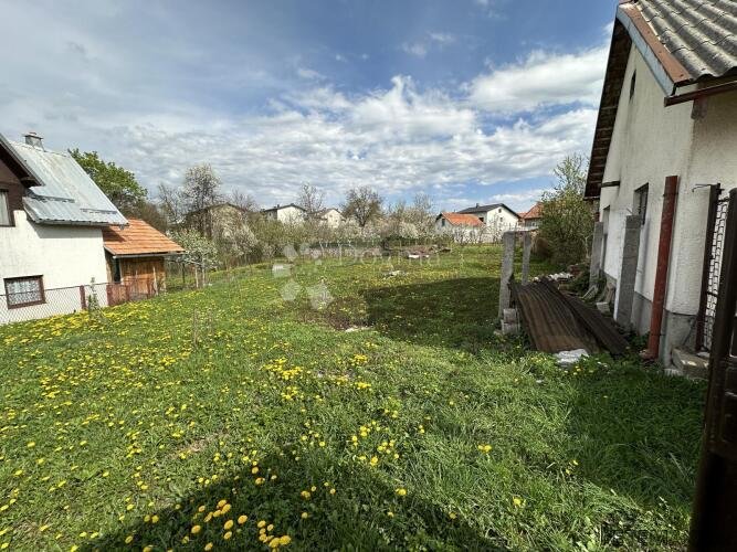 Kuća s dva pomoćna objekta i vrtom, GOSPIĆ CENTAR - 2