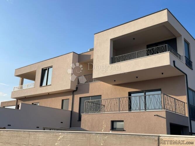 VODICE DUPLEX KUĆA NA ATRAKTIVNOJ LOKACIJI SA PREKRASNIM POG - 2