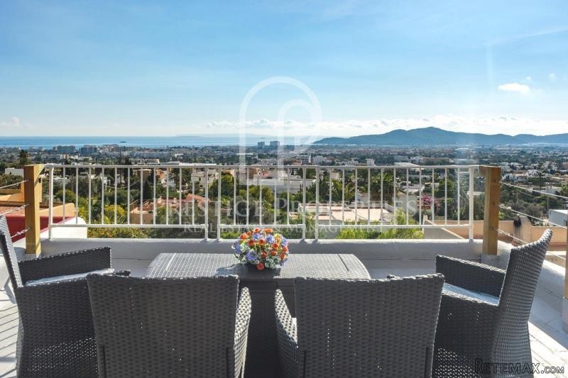 Bright spacious villa in a quiet..