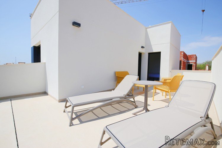 This wonderful semi-detached villa can be found in walkable.. - 8