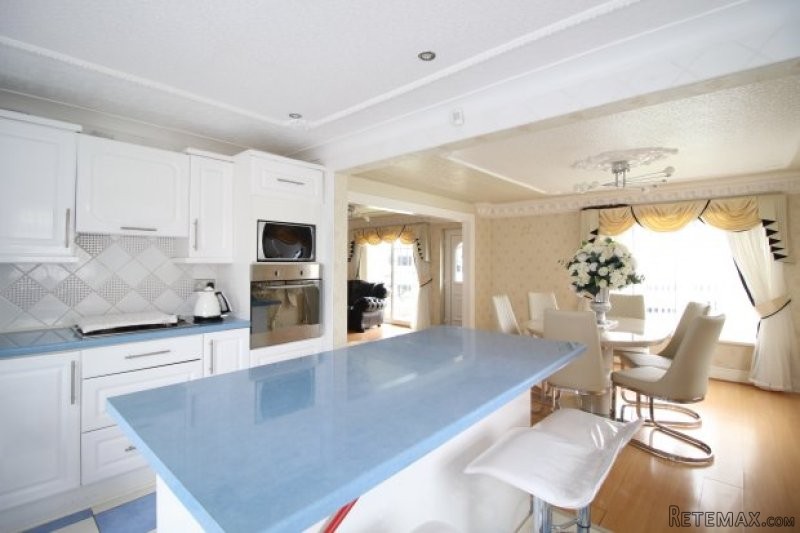 5 bedroom, Bungalow house for sale - 2
