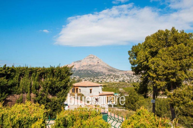 Spacious 4 bedroom villa in Javea - 2