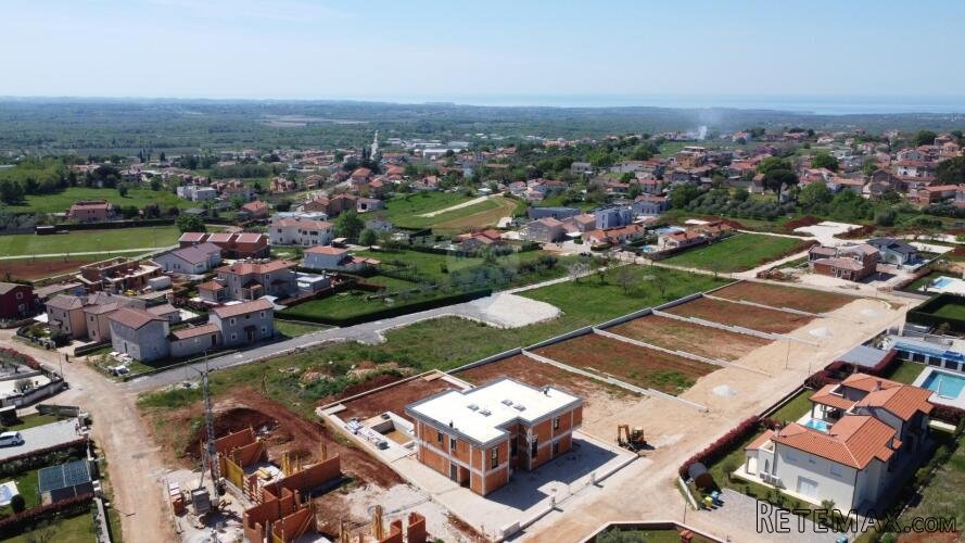 Kaštelir - građevinska parcela s građevinskom dozvolom za iz - 2
