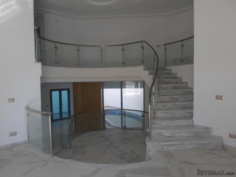 une villa de luxe piscine interieure