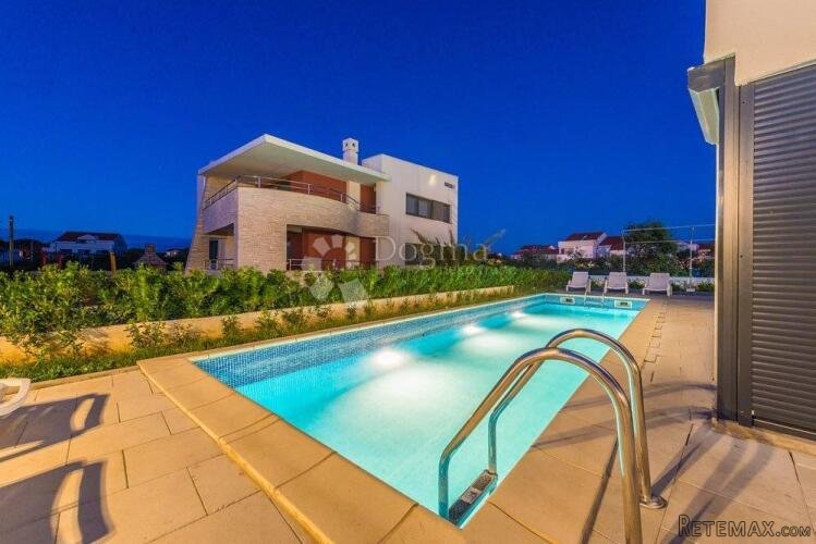 HOTEL NOVIJE GRADNJE SA 33 SOBE U BLIZINI MORA