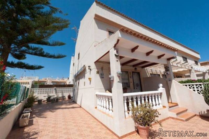 3 Bedroom 2 Bathroom Townhouse In..