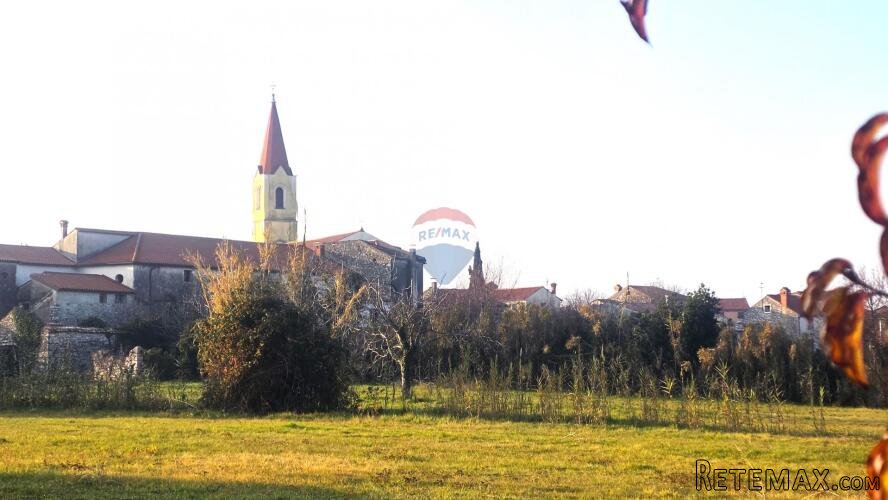 Istra,Brtonigla-Parcela pravilnog oblika u centru