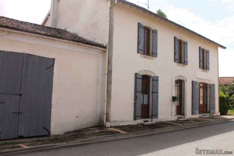 Lovely, bright 4/5 bedroom town house..