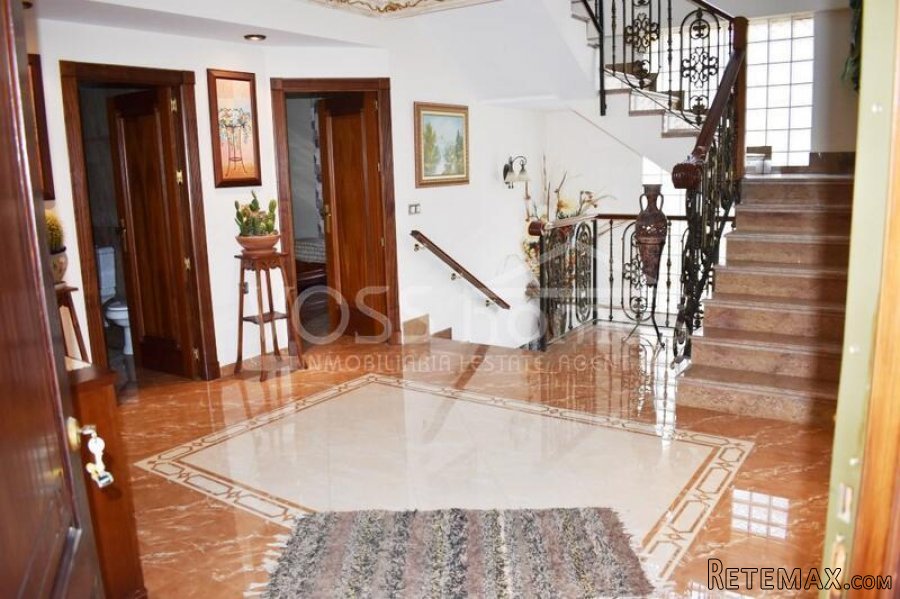A real millionaire's villa in the sought after area of.. - 8