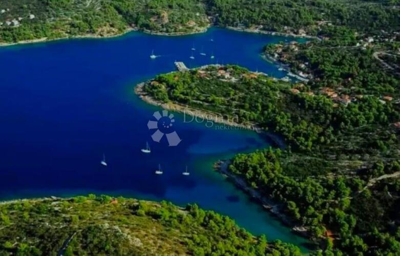 ŠOLTA-PRVI RED DO MORA, građevinska parcela 2068 m2 i kuća 1