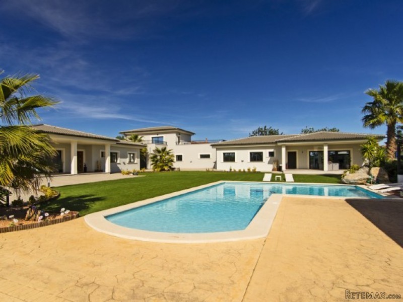 Modern Villa With Three Independent..