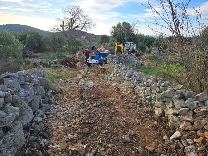 Vinišće - kuća s projektom i započetom gradnjom! - 3