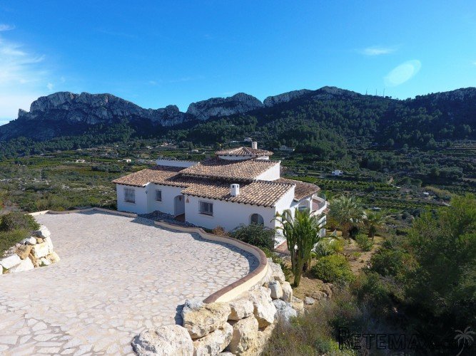 Impressive south facing villa with 100% privacy located at.. - 4