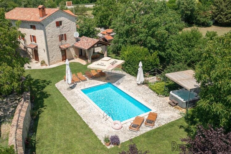 TINJAN, okolica- kamena vila sa 7000 m2 okućnice